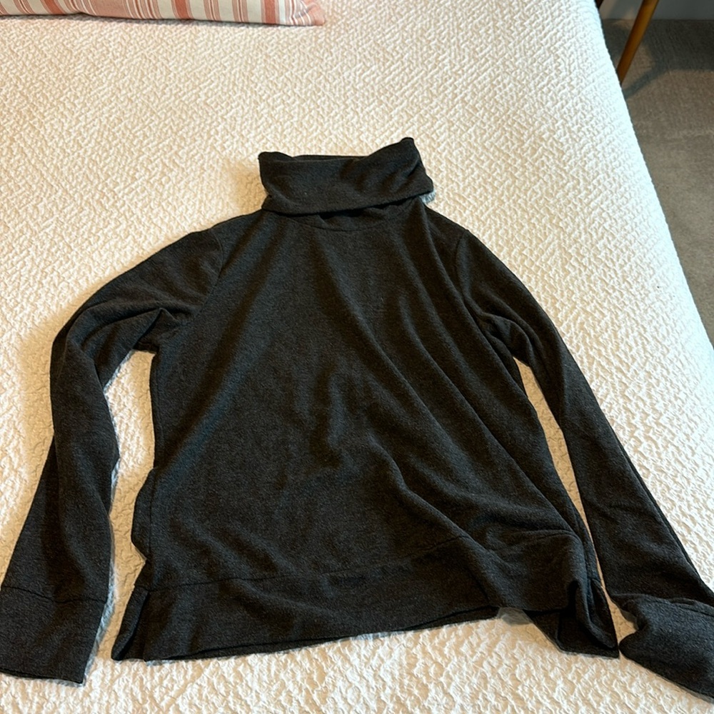 Lou & Grey women’s  gray turtleneck